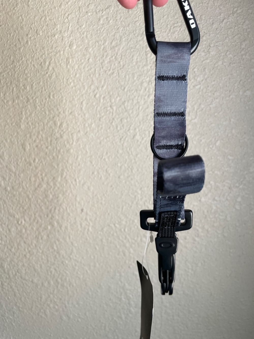 Oakley Wanderlust Keychain - Picture 3 of 5